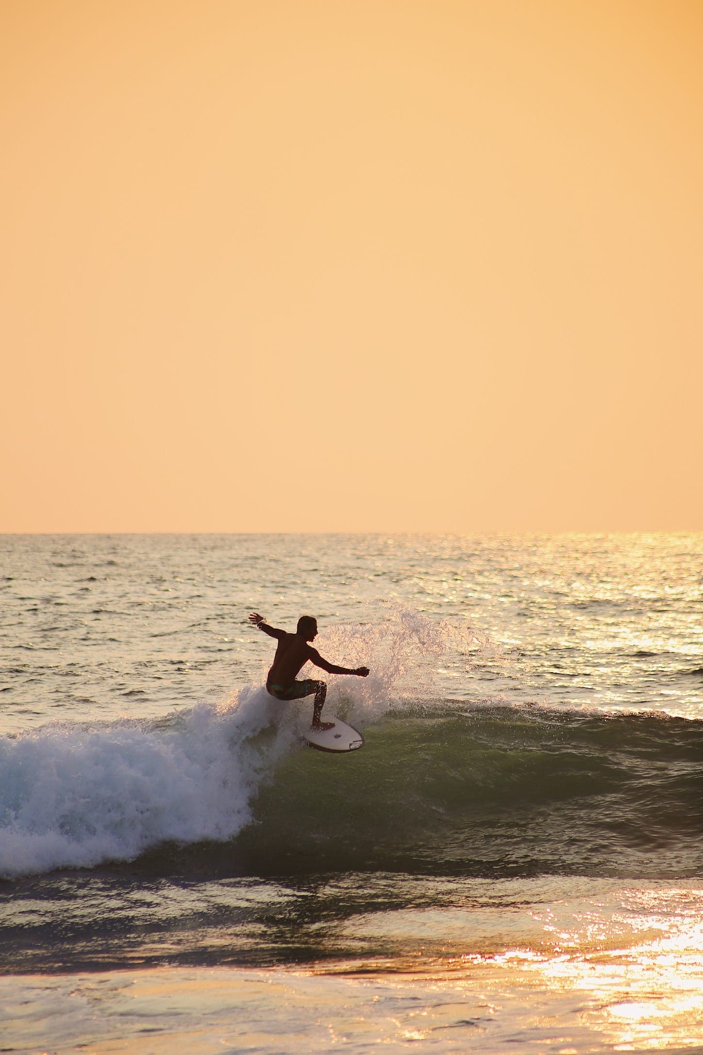 Surfista al atardecer en Zicatela